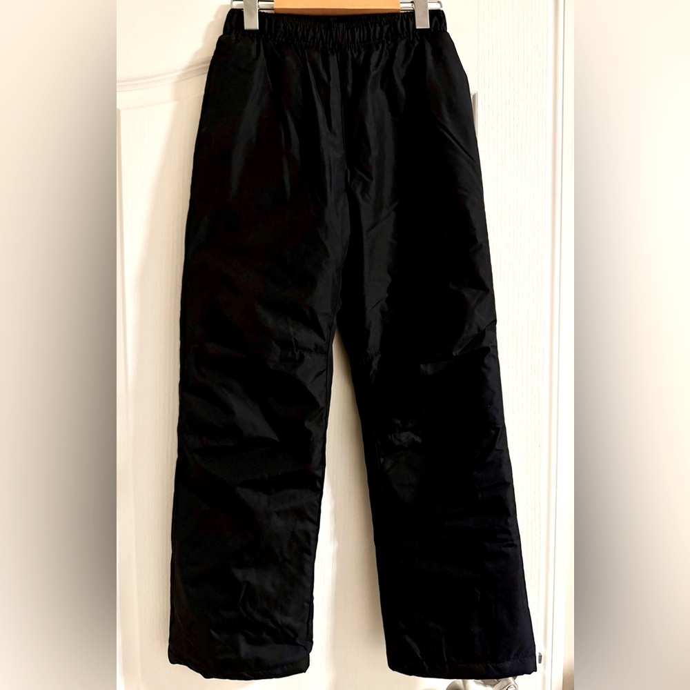 New! Snow pants, size M youth. Black, elasticized waist, pockets. Not worn.